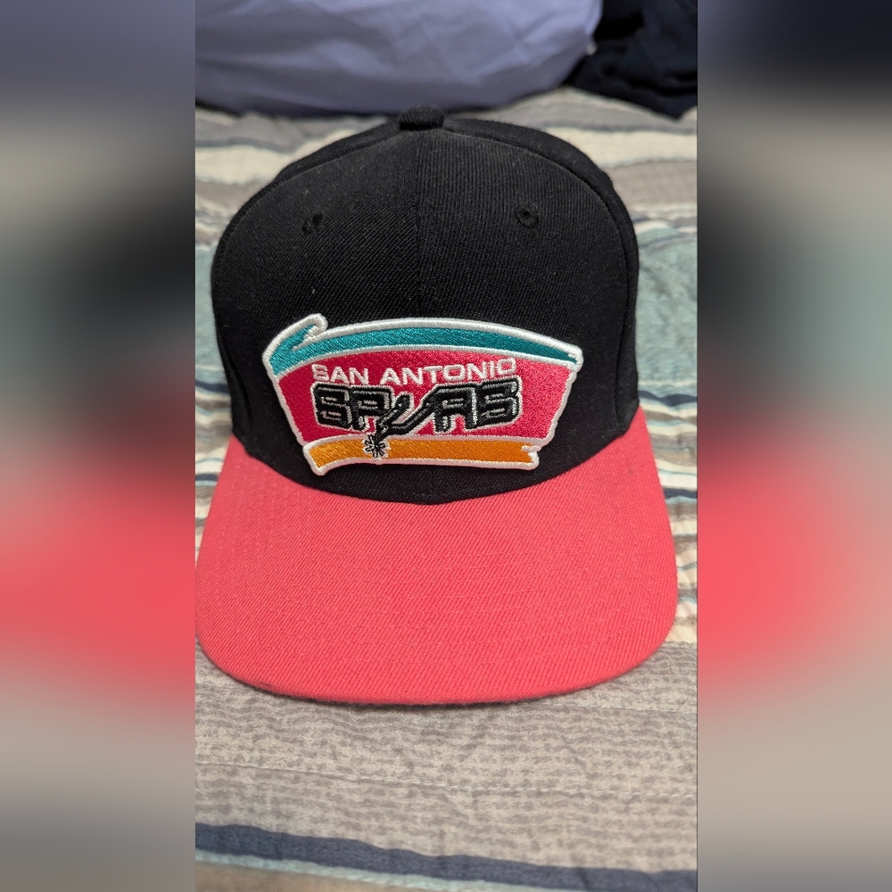 Vintage vibes with this classic San Antonio Spurs snapback from Mitchell & Ness!